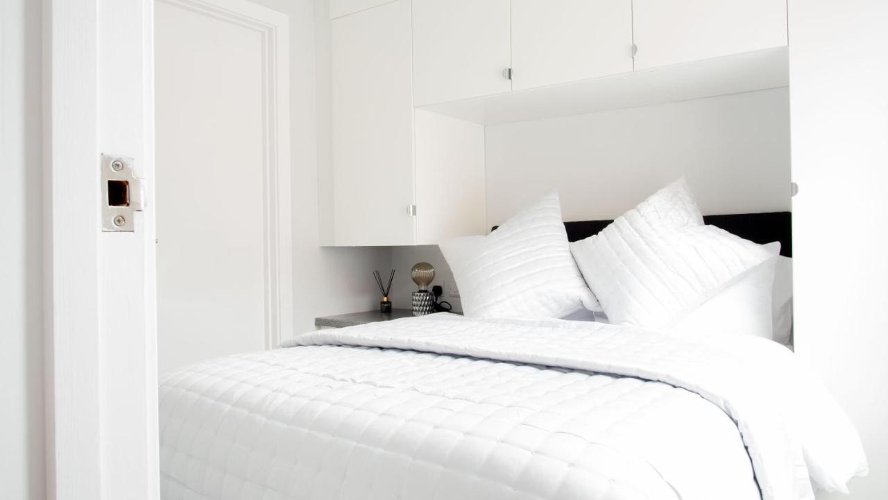 Modern With Free Parking And Wifi