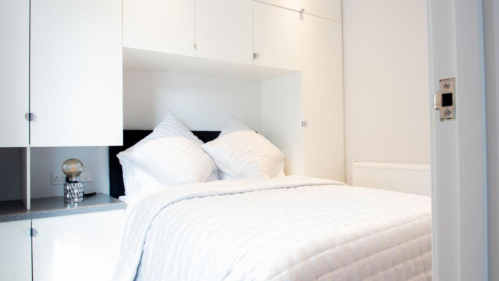 Modern With Free Parking And Wifi Apartment *